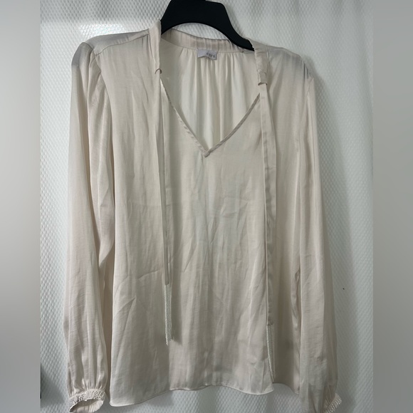 Classic Minimalist Blouse - Picture 3 of 5